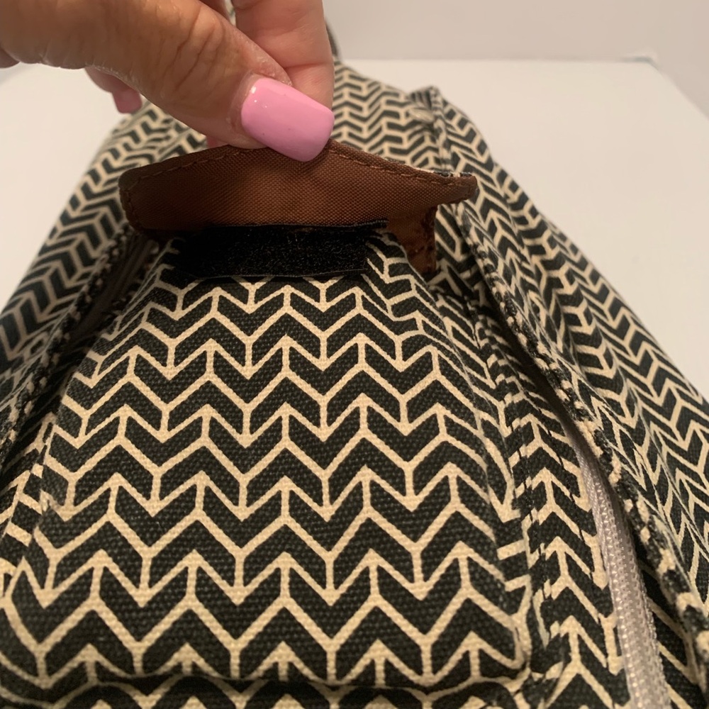KAVU Rope Shoulder Bag: Great Chevron Pattern! - Picture 3 of 8